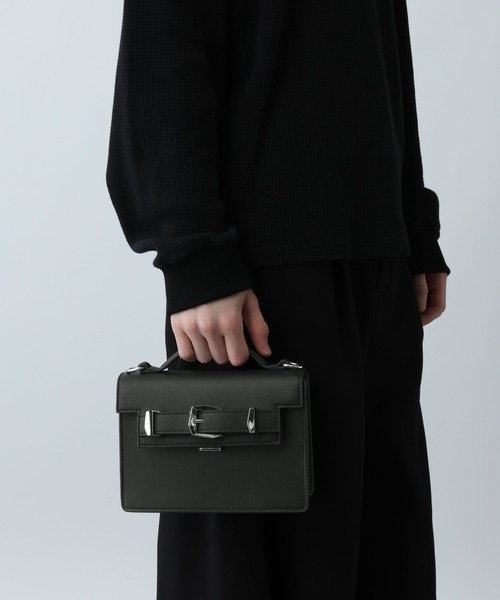 HARE(ハレ)の「RESHAPEバックルハンドルバッグ(HARE)(ハンドバッグ・メンズ・ブラック・FREE)」の2枚目の写真