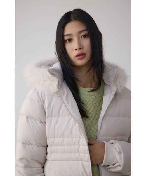 AZUL by moussy(アズールバイマウジー)の「VENUS フードファーベルト付ミドルダウンコート(ダウンジャケット/コート・レディース・ブラック/アイボリー・SMALL/MEDIUM)」の4枚目の写真