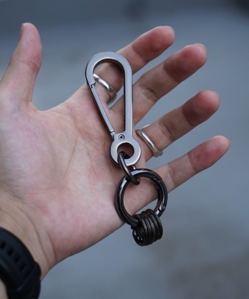 NOIZY（ノイジー）の「マルチユース2wayカラビナ - 推しアイテム対応キーホルダ（キーケース/キーアクセサリー・メンズ・シルバー/ブラック・FREE）」の2枚目の写真