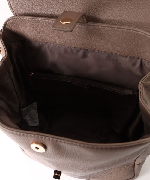 LA BAGAGERIE(ラバガジェリー)の「フロント金具デイリーリュック(バックパック/リュック・レディース・ブラック/グレイッシュベージュ/シルバー系その他/グリーン・FREE)」の9枚目の写真
