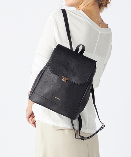 LA BAGAGERIE(ラバガジェリー)の「フロント金具デイリーリュック(バックパック/リュック・レディース・ブラック/グレイッシュベージュ/シルバー系その他/グリーン・FREE)」の1枚目の写真