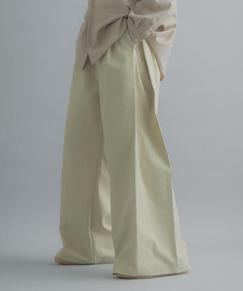 SENSE OF PLACE by URBAN RESEARCH(センスオブプレイスバイアーバンリサーチ)の「サイドタックワイドパンツ(その他パンツ・メンズ・チャコールグレー/ホワイト/ベージュ・LARGE/MEDIUM)」の1枚目の写真