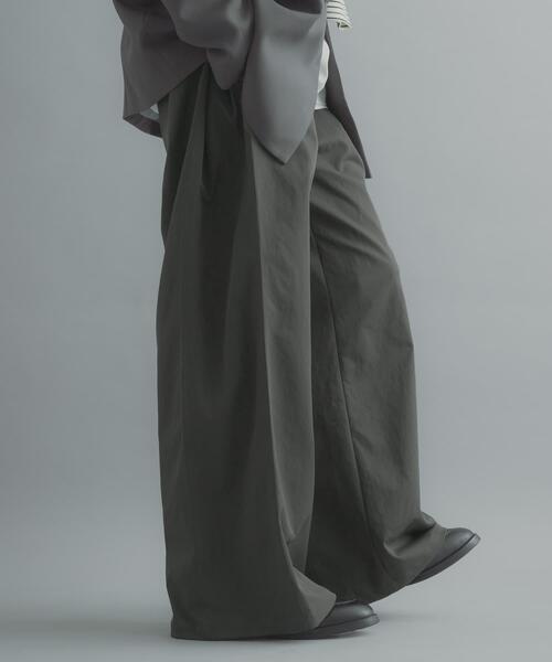 SENSE OF PLACE by URBAN RESEARCH(センスオブプレイスバイアーバンリサーチ)の「サイドタックワイドパンツ(その他パンツ・メンズ・チャコールグレー/ホワイト/ベージュ・LARGE/MEDIUM)」の3枚目の写真