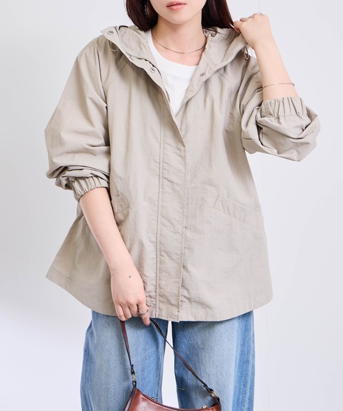 Mac-House(マックハウス)の「Free nature フード付きナイロンマウンテンパーカー(パーカー・レディース・ブラック/グレイッシュベージュ・M/L)」の2枚目の写真