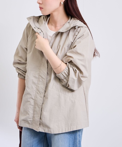 Mac-House(マックハウス)の「Free nature フード付きナイロンマウンテンパーカー(パーカー・レディース・ブラック/グレイッシュベージュ・M/L)」の3枚目の写真