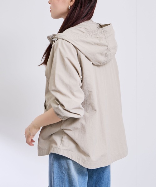 Mac-House(マックハウス)の「Free nature フード付きナイロンマウンテンパーカー(パーカー・レディース・ブラック/グレイッシュベージュ・M/L)」の4枚目の写真