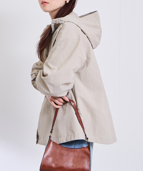 Mac-House(マックハウス)の「Free nature フード付きナイロンマウンテンパーカー(パーカー・レディース・ブラック/グレイッシュベージュ・M/L)」の5枚目の写真