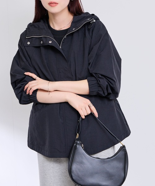 Mac-House(マックハウス)の「Free nature フード付きナイロンマウンテンパーカー(パーカー・レディース・ブラック/グレイッシュベージュ・M/L)」の8枚目の写真