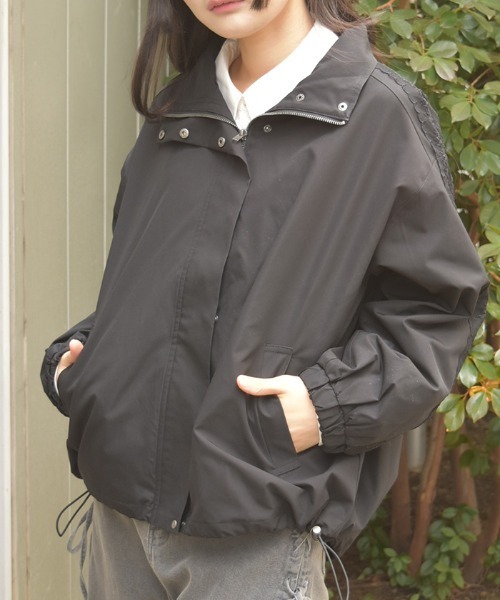 axes femme(アクシーズファム)の「撥水加工レース袖ブルゾン(その他アウター・レディース・キナリ/グリーン/ブラック・FREE)」の2枚目の写真