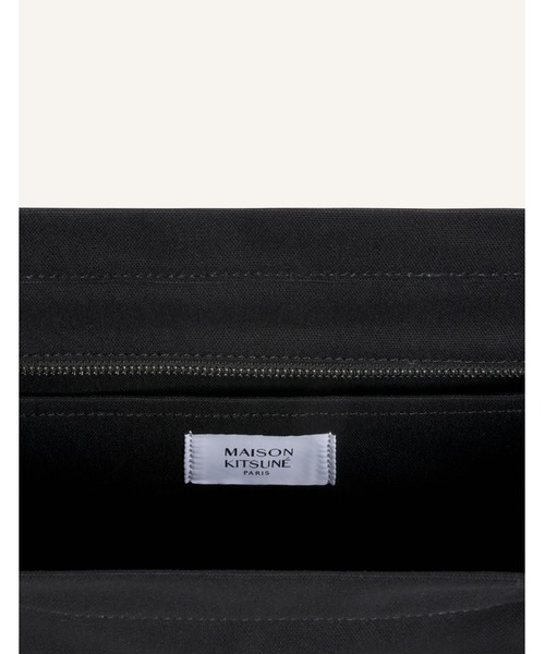 Maison Kitsune（メゾンキツネ）の「CANVAS AND LEATHER LARGE TOTE（トートバッグ・メンズ・ブラック・U）」の2枚目の写真