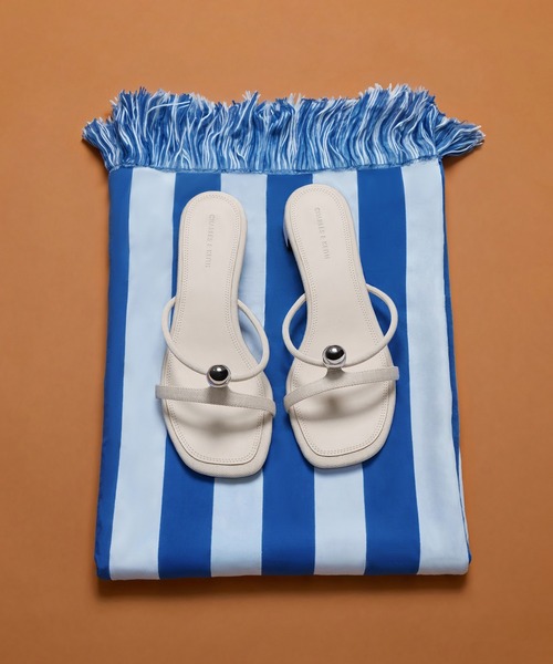CHARLES & KEITH(チャールズ & キース)の「Georgie ジョージー メタルボール ヒールミュール(サンダル・レディース・ブラック/オフホワイト・22.5cm/23cm/23.5cm/24.5cm)」の2枚目の写真
