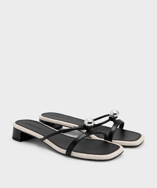 CHARLES & KEITH(チャールズ & キース)の「Georgie ジョージー メタルボール ヒールミュール(サンダル・レディース・ブラック/オフホワイト・22.5cm/23cm/23.5cm/24.5cm)」の3枚目の写真