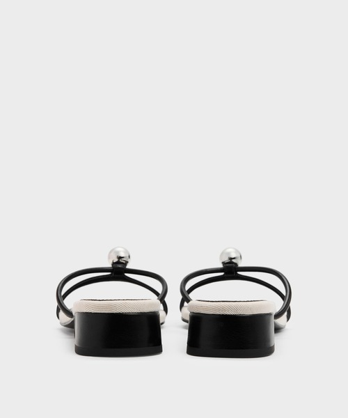 CHARLES & KEITH(チャールズ & キース)の「Georgie ジョージー メタルボール ヒールミュール(サンダル・レディース・ブラック/オフホワイト・22.5cm/23cm/23.5cm/24.5cm)」の15枚目の写真
