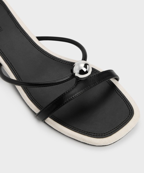 CHARLES & KEITH(チャールズ & キース)の「Georgie ジョージー メタルボール ヒールミュール(サンダル・レディース・ブラック/オフホワイト・22.5cm/23cm/23.5cm/24.5cm)」の14枚目の写真
