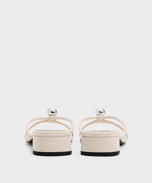 CHARLES & KEITH(チャールズ & キース)の「Georgie ジョージー メタルボール ヒールミュール(サンダル・レディース・ブラック/オフホワイト・22.5cm/23cm/23.5cm/24.5cm)」の8枚目の写真