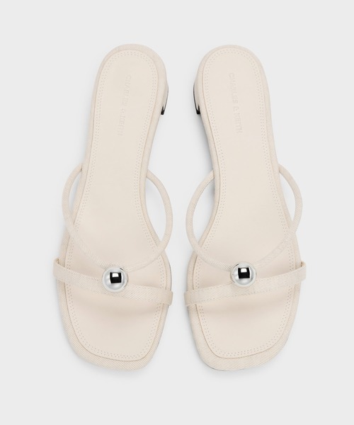 CHARLES & KEITH(チャールズ & キース)の「Georgie ジョージー メタルボール ヒールミュール(サンダル・レディース・ブラック/オフホワイト・22.5cm/23cm/23.5cm/24.5cm)」の6枚目の写真