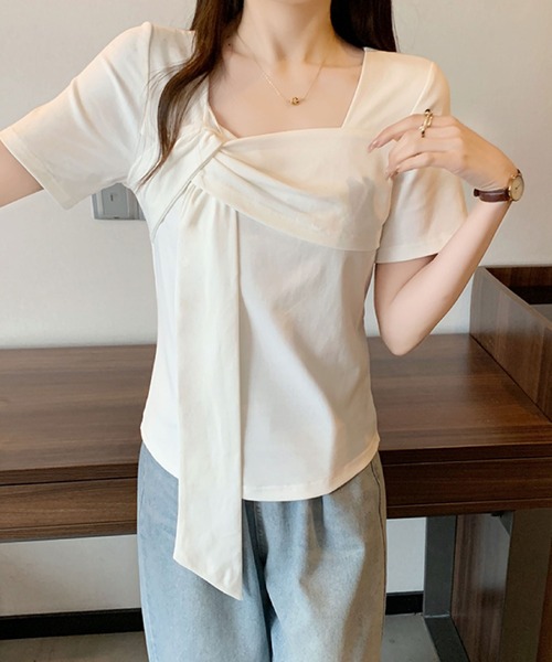 2ly2(トゥーリートゥー)の「ドレープリボントップス / スクエアネック アシンメトリーカットソー(Tシャツ/カットソー・レディース・グリーン/ピンク/ホワイト/ブラック・FREE)」の2枚目の写真