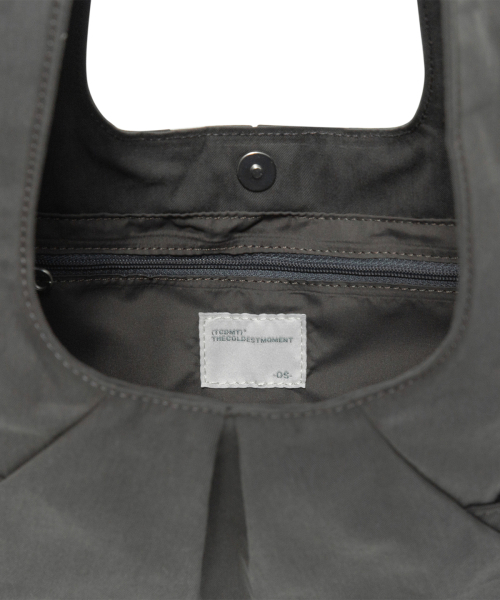 THECOLDESTMOMENT（ザコールデストモーメント）の「TCM pleated bag (charcoal)（メッセンジャーバッグ・レディース・その他・OS）」の5枚目の写真