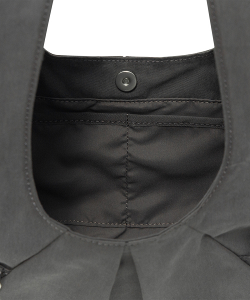 THECOLDESTMOMENT（ザコールデストモーメント）の「TCM pleated bag (charcoal)（メッセンジャーバッグ・レディース・その他・OS）」の6枚目の写真