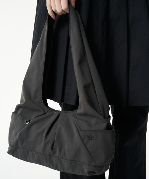 THECOLDESTMOMENT（ザコールデストモーメント）の「TCM pleated bag (charcoal)（メッセンジャーバッグ・レディース・その他・OS）」の10枚目の写真