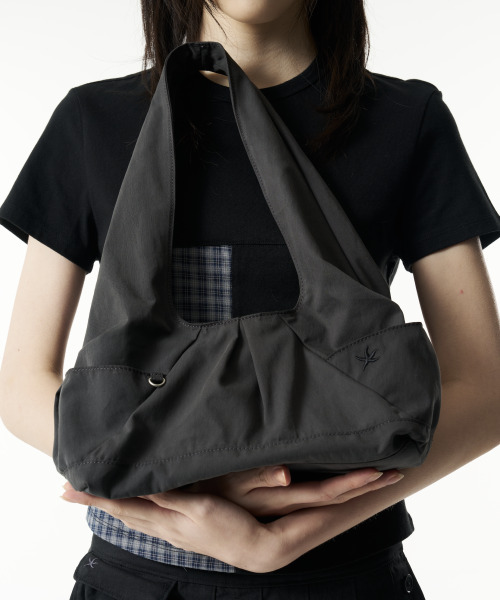 THECOLDESTMOMENT（ザコールデストモーメント）の「TCM pleated bag (charcoal)（メッセンジャーバッグ・レディース・その他・OS）」の11枚目の写真