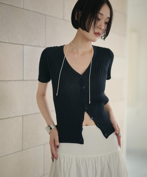 LAULEN(ローレン)の「twist button half sleeve rib cardigan /ツイストボタン半袖リブカーディガン(カーディガン/ボレロ・レディース・ブルー/ネイビー/カーキ・FREE)」の3枚目の写真