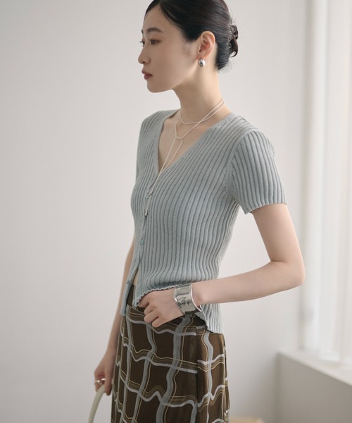 LAULEN(ローレン)の「twist button half sleeve rib cardigan /ツイストボタン半袖リブカーディガン(カーディガン/ボレロ・レディース・ブルー/ネイビー/カーキ・FREE)」の4枚目の写真