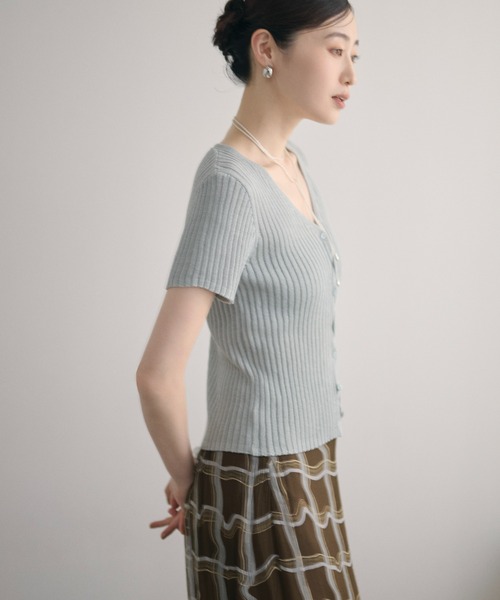 LAULEN(ローレン)の「twist button half sleeve rib cardigan /ツイストボタン半袖リブカーディガン(カーディガン/ボレロ・レディース・ブルー/ネイビー/カーキ・FREE)」の6枚目の写真