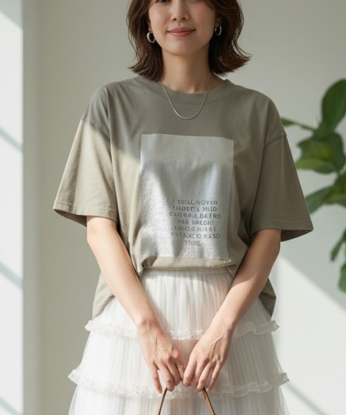 GIVERNY（ジヴェルニー）の「きらりと光る箔プリントがアクセント。大人の抜け感漂う万能カットソー♪ 【洗練された煌めきで、カジュアルをワンランク格上げする優秀Tシャツ】（Tシャツ/カットソー・レディース・グレイッシュベージュ/ホワイト/ネイビー・FREE）」の2枚目の写真