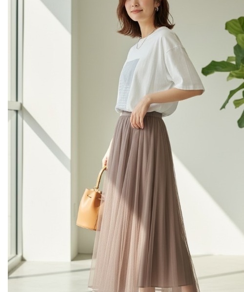 GIVERNY（ジヴェルニー）の「きらりと光る箔プリントがアクセント。大人の抜け感漂う万能カットソー♪ 【洗練された煌めきで、カジュアルをワンランク格上げする優秀Tシャツ】（Tシャツ/カットソー・レディース・グレイッシュベージュ/ホワイト/ネイビー・FREE）」の6枚目の写真