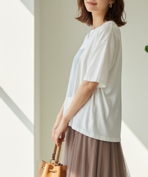 GIVERNY（ジヴェルニー）の「きらりと光る箔プリントがアクセント。大人の抜け感漂う万能カットソー♪ 【洗練された煌めきで、カジュアルをワンランク格上げする優秀Tシャツ】（Tシャツ/カットソー・レディース・グレイッシュベージュ/ホワイト/ネイビー・FREE）」の8枚目の写真