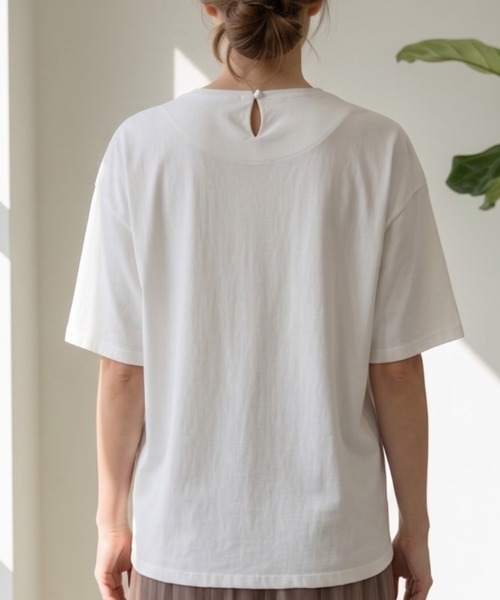 GIVERNY（ジヴェルニー）の「きらりと光る箔プリントがアクセント。大人の抜け感漂う万能カットソー♪ 【洗練された煌めきで、カジュアルをワンランク格上げする優秀Tシャツ】（Tシャツ/カットソー・レディース・グレイッシュベージュ/ホワイト/ネイビー・FREE）」の9枚目の写真