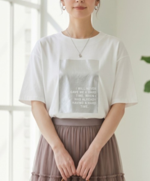 GIVERNY（ジヴェルニー）の「きらりと光る箔プリントがアクセント。大人の抜け感漂う万能カットソー♪ 【洗練された煌めきで、カジュアルをワンランク格上げする優秀Tシャツ】（Tシャツ/カットソー・レディース・グレイッシュベージュ/ホワイト/ネイビー・FREE）」の4枚目の写真