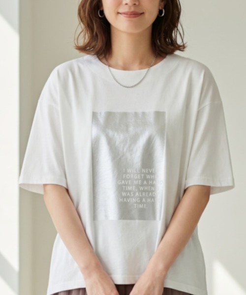 GIVERNY（ジヴェルニー）の「きらりと光る箔プリントがアクセント。大人の抜け感漂う万能カットソー♪ 【洗練された煌めきで、カジュアルをワンランク格上げする優秀Tシャツ】（Tシャツ/カットソー・レディース・グレイッシュベージュ/ホワイト/ネイビー・FREE）」の7枚目の写真