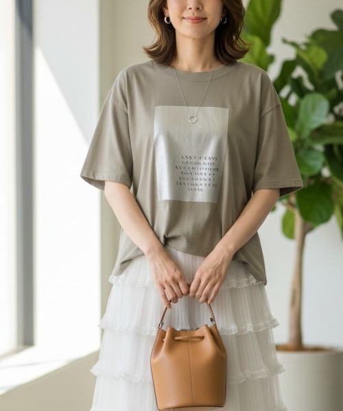 GIVERNY（ジヴェルニー）の「きらりと光る箔プリントがアクセント。大人の抜け感漂う万能カットソー♪ 【洗練された煌めきで、カジュアルをワンランク格上げする優秀Tシャツ】（Tシャツ/カットソー・レディース・グレイッシュベージュ/ホワイト/ネイビー・FREE）」の10枚目の写真