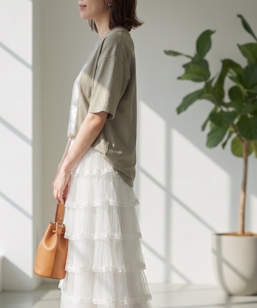 GIVERNY（ジヴェルニー）の「きらりと光る箔プリントがアクセント。大人の抜け感漂う万能カットソー♪ 【洗練された煌めきで、カジュアルをワンランク格上げする優秀Tシャツ】（Tシャツ/カットソー・レディース・グレイッシュベージュ/ホワイト/ネイビー・FREE）」の11枚目の写真