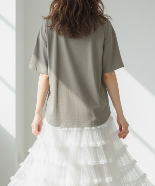 GIVERNY（ジヴェルニー）の「きらりと光る箔プリントがアクセント。大人の抜け感漂う万能カットソー♪ 【洗練された煌めきで、カジュアルをワンランク格上げする優秀Tシャツ】（Tシャツ/カットソー・レディース・グレイッシュベージュ/ホワイト/ネイビー・FREE）」の12枚目の写真