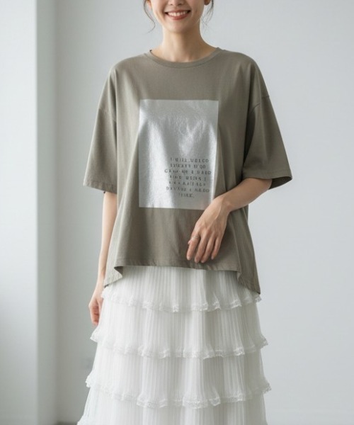 GIVERNY（ジヴェルニー）の「きらりと光る箔プリントがアクセント。大人の抜け感漂う万能カットソー♪ 【洗練された煌めきで、カジュアルをワンランク格上げする優秀Tシャツ】（Tシャツ/カットソー・レディース・グレイッシュベージュ/ホワイト/ネイビー・FREE）」の13枚目の写真