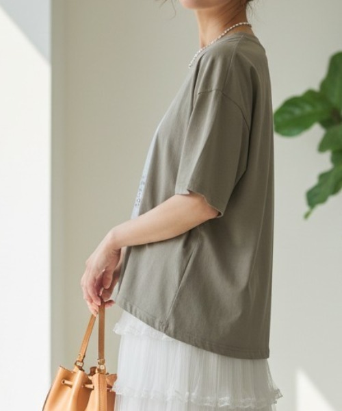 GIVERNY（ジヴェルニー）の「きらりと光る箔プリントがアクセント。大人の抜け感漂う万能カットソー♪ 【洗練された煌めきで、カジュアルをワンランク格上げする優秀Tシャツ】（Tシャツ/カットソー・レディース・グレイッシュベージュ/ホワイト/ネイビー・FREE）」の15枚目の写真