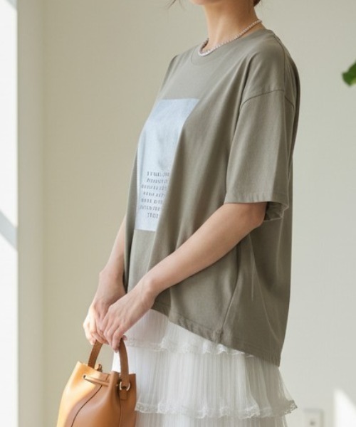 GIVERNY（ジヴェルニー）の「きらりと光る箔プリントがアクセント。大人の抜け感漂う万能カットソー♪ 【洗練された煌めきで、カジュアルをワンランク格上げする優秀Tシャツ】（Tシャツ/カットソー・レディース・グレイッシュベージュ/ホワイト/ネイビー・FREE）」の14枚目の写真