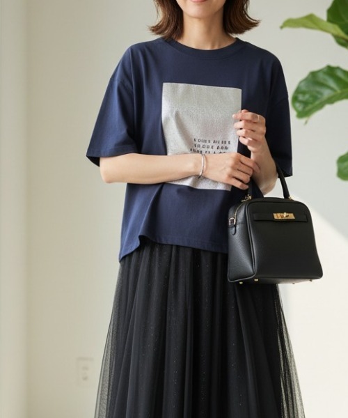 GIVERNY（ジヴェルニー）の「きらりと光る箔プリントがアクセント。大人の抜け感漂う万能カットソー♪ 【洗練された煌めきで、カジュアルをワンランク格上げする優秀Tシャツ】（Tシャツ/カットソー・レディース・グレイッシュベージュ/ホワイト/ネイビー・FREE）」の16枚目の写真