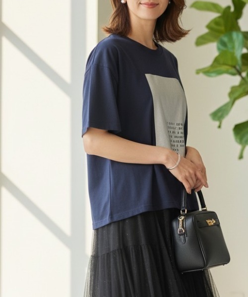 GIVERNY（ジヴェルニー）の「きらりと光る箔プリントがアクセント。大人の抜け感漂う万能カットソー♪ 【洗練された煌めきで、カジュアルをワンランク格上げする優秀Tシャツ】（Tシャツ/カットソー・レディース・グレイッシュベージュ/ホワイト/ネイビー・FREE）」の17枚目の写真