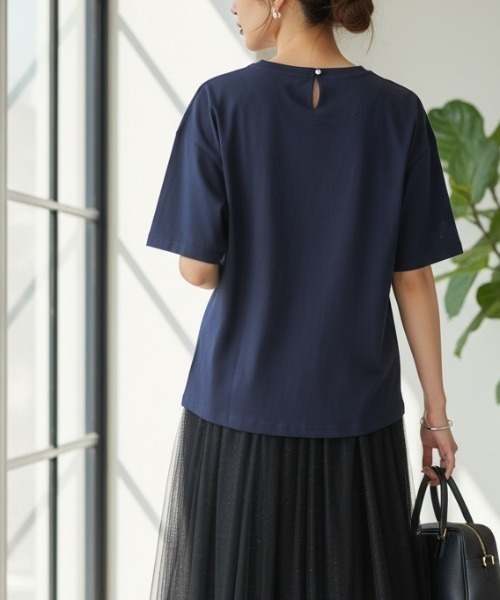 GIVERNY（ジヴェルニー）の「きらりと光る箔プリントがアクセント。大人の抜け感漂う万能カットソー♪ 【洗練された煌めきで、カジュアルをワンランク格上げする優秀Tシャツ】（Tシャツ/カットソー・レディース・グレイッシュベージュ/ホワイト/ネイビー・FREE）」の18枚目の写真