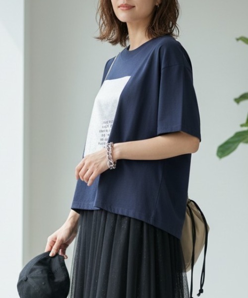 GIVERNY（ジヴェルニー）の「きらりと光る箔プリントがアクセント。大人の抜け感漂う万能カットソー♪ 【洗練された煌めきで、カジュアルをワンランク格上げする優秀Tシャツ】（Tシャツ/カットソー・レディース・グレイッシュベージュ/ホワイト/ネイビー・FREE）」の20枚目の写真