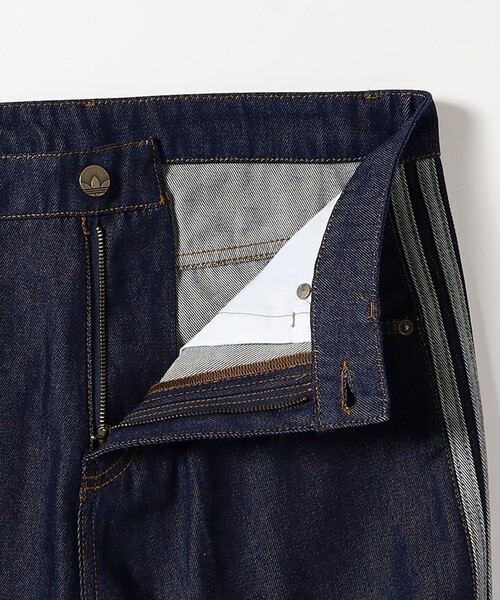 adidas(アディダス)の「adidas / ADIDAS FIREBIRD ADICOLOR DENIM MID-RISE STRAIGHT-INDIGO DENIM(デニムパンツ・メンズ・インディゴブルー・34inch/32inch/36inch/30inch)」の4枚目の写真