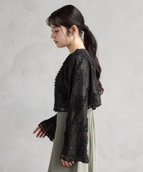 AIMER(エメ)の「2WAYラメレース×シフォンフラワー刺繍ロングスリーブボレロ(カーディガン/ボレロ・レディース・ブラック/ベージュ・MEDIUM)」の7枚目の写真