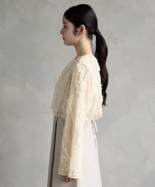 AIMER(エメ)の「2WAYラメレース×シフォンフラワー刺繍ロングスリーブボレロ(カーディガン/ボレロ・レディース・ブラック/ベージュ・MEDIUM)」の13枚目の写真