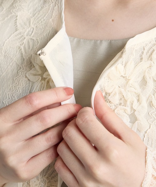 AIMER(エメ)の「2WAYラメレース×シフォンフラワー刺繍ロングスリーブボレロ(カーディガン/ボレロ・レディース・ブラック/ベージュ・MEDIUM)」の19枚目の写真