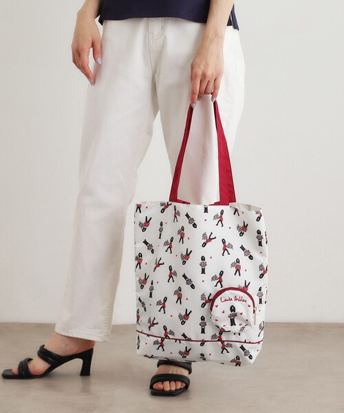 LAURA ASHLEY(ローラアシュレイ)の「【撥水加工/持ち手2WAY/ボールチェーン付き】パッカブル トートバッグ ヴィンテージソルジャー柄(トートバッグ・レディース・ホワイト系1/ブルー系・00)」の1枚目の写真