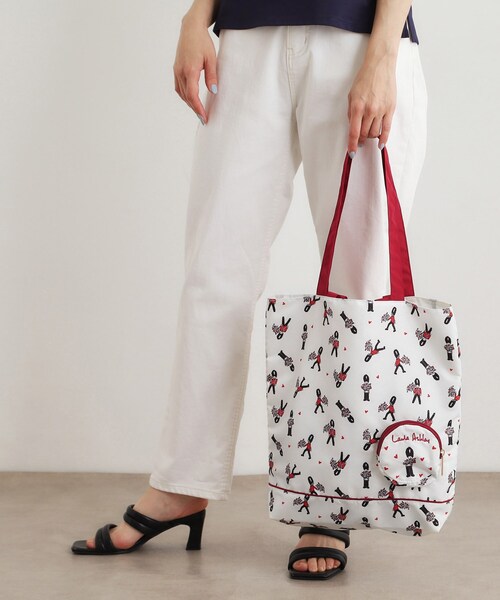 LAURA ASHLEY(ローラアシュレイ)の「【撥水加工/持ち手2WAY/ボールチェーン付き】パッカブル トートバッグ ヴィンテージソルジャー柄(トートバッグ・レディース・ホワイト系1/ブルー系・00)」の3枚目の写真